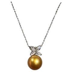 Collana con ciondolo a forma di farfalla con perla Golden South Sea da 13 mm e diamanti