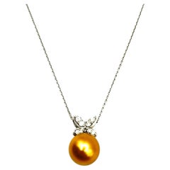 Collana con ciondolo a forma di farfalla con perla Golden South Sea da 13 mm e diamanti