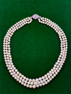 Collana vintage a tre fili con perle Akoya, chiusura in oro 18 carati con rubini incastonati, anni '60 circa