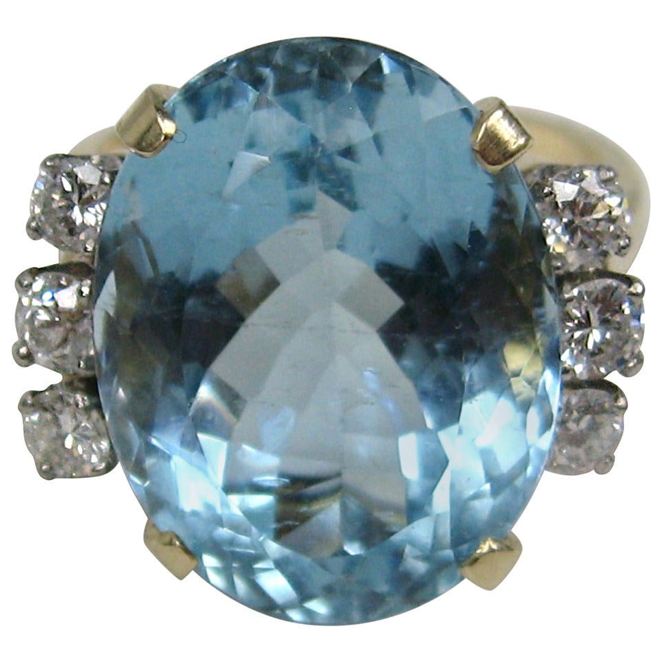 Lovely Lady's Oval Aquamarine Diamond Gold Ring For Sale at 1stdibs