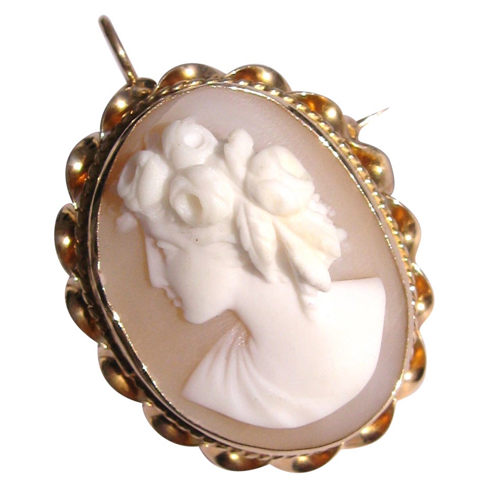 Highly Detailed Gold Cameo Shell Pendant Brooch