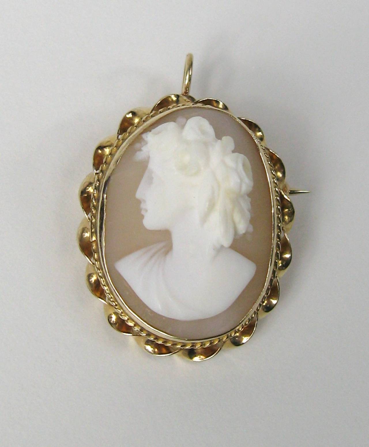 Highly Detailed Gold Cameo Shell Pendant Brooch In Excellent Condition In Wallkill, NY
