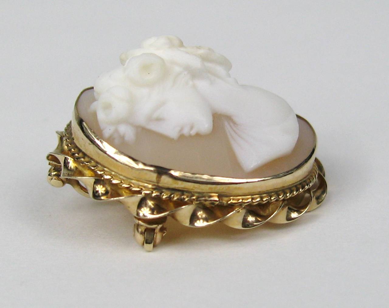Women's Highly Detailed Gold Cameo Shell Pendant Brooch