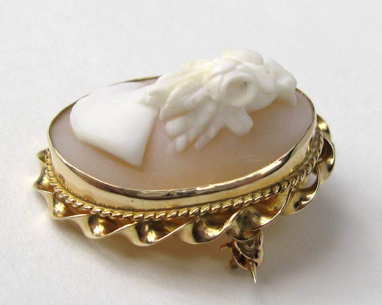 Highly Detailed Gold Cameo Shell Pendant Brooch 1