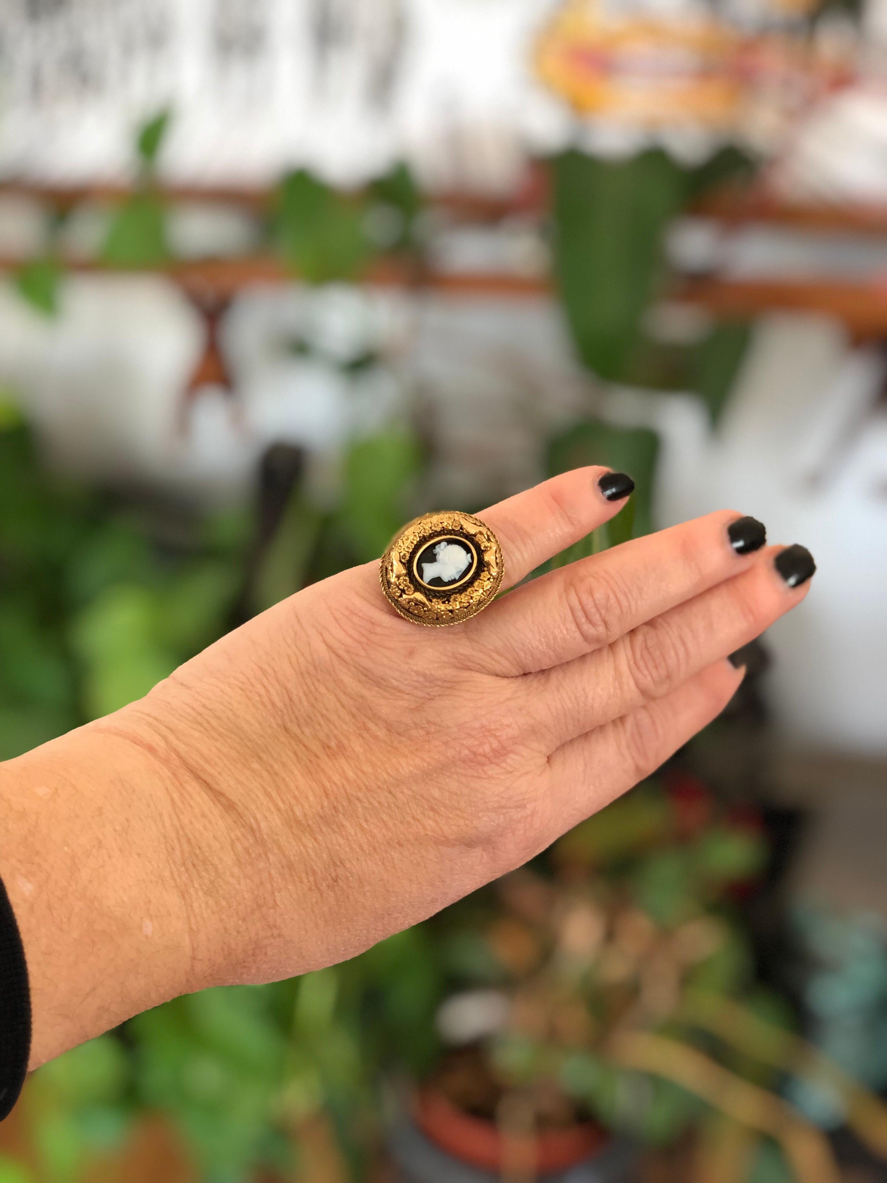 14 Karat gold Victorian Carved Agate Cameo Ring 1800s In Good Condition For Sale In Wallkill, NY