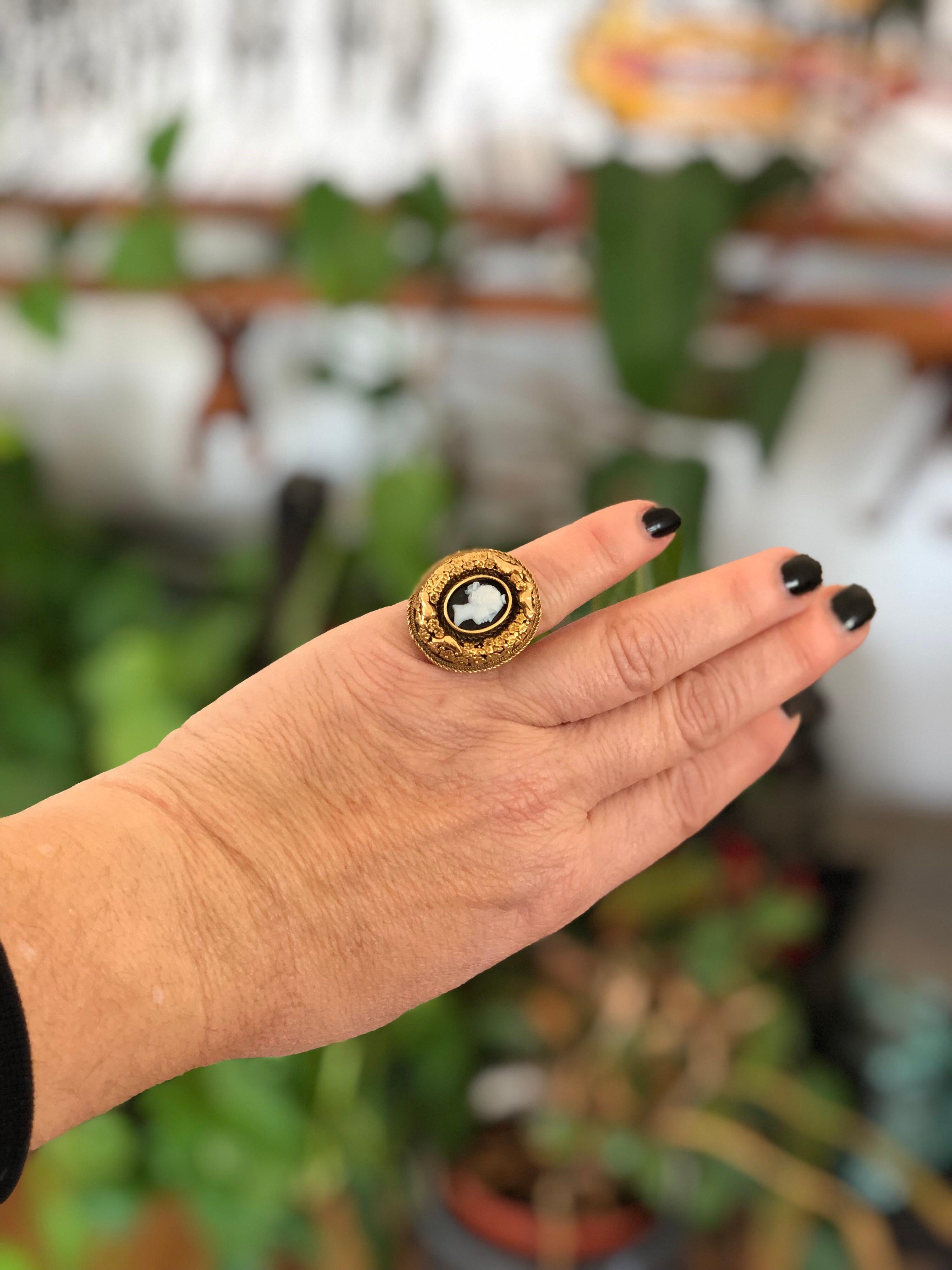 Bague camée victorienne en or 14 carats avec agate sculptée, années 1800  en vente 2