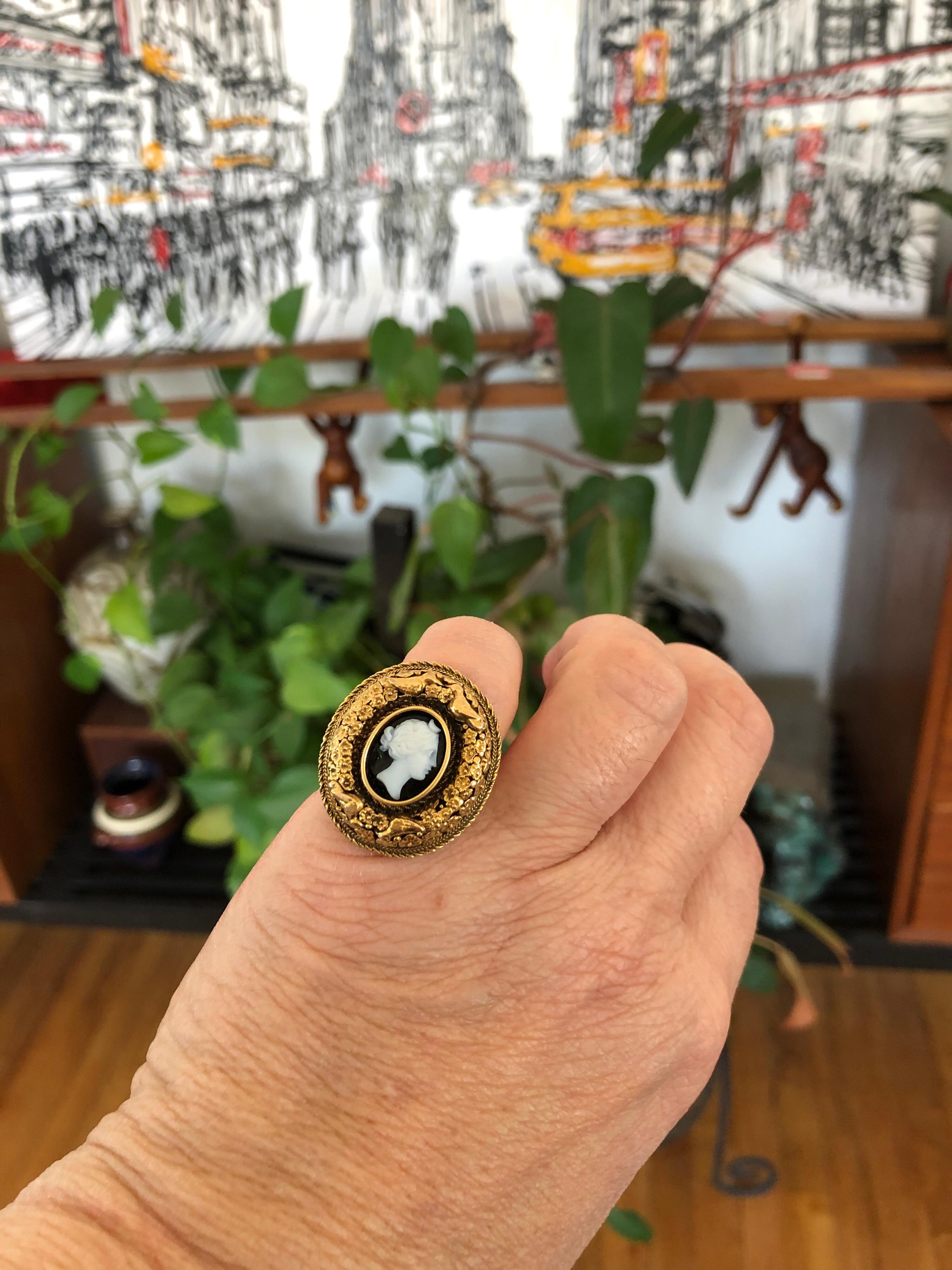 Early Victorian 14 Karat gold Victorian Carved Agate Cameo Ring 1800s For Sale
