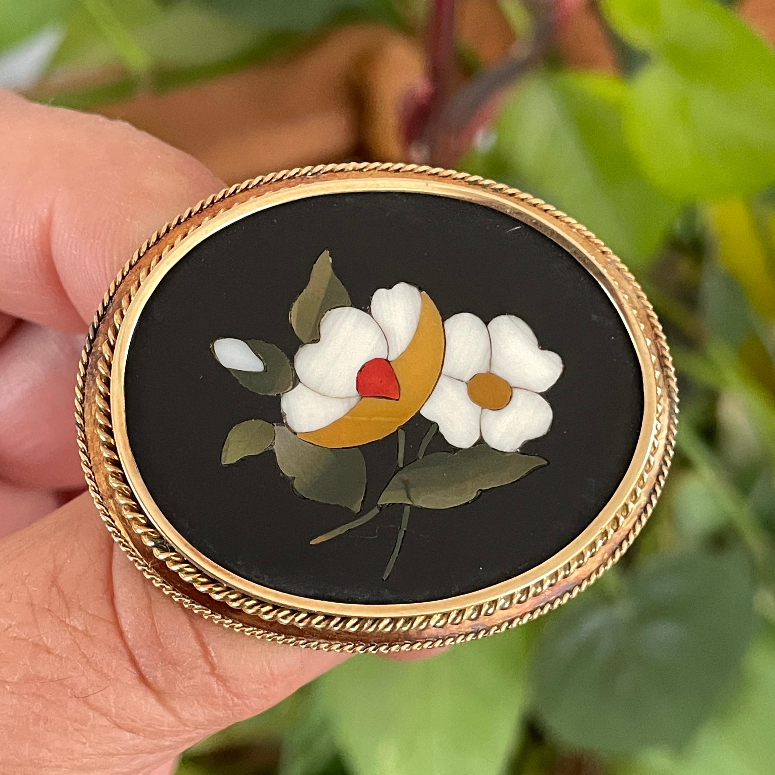 Broche à épingle à fleurs victorienne en or 14 carats avec mosaïque florale en Pietra Dura en vente 3