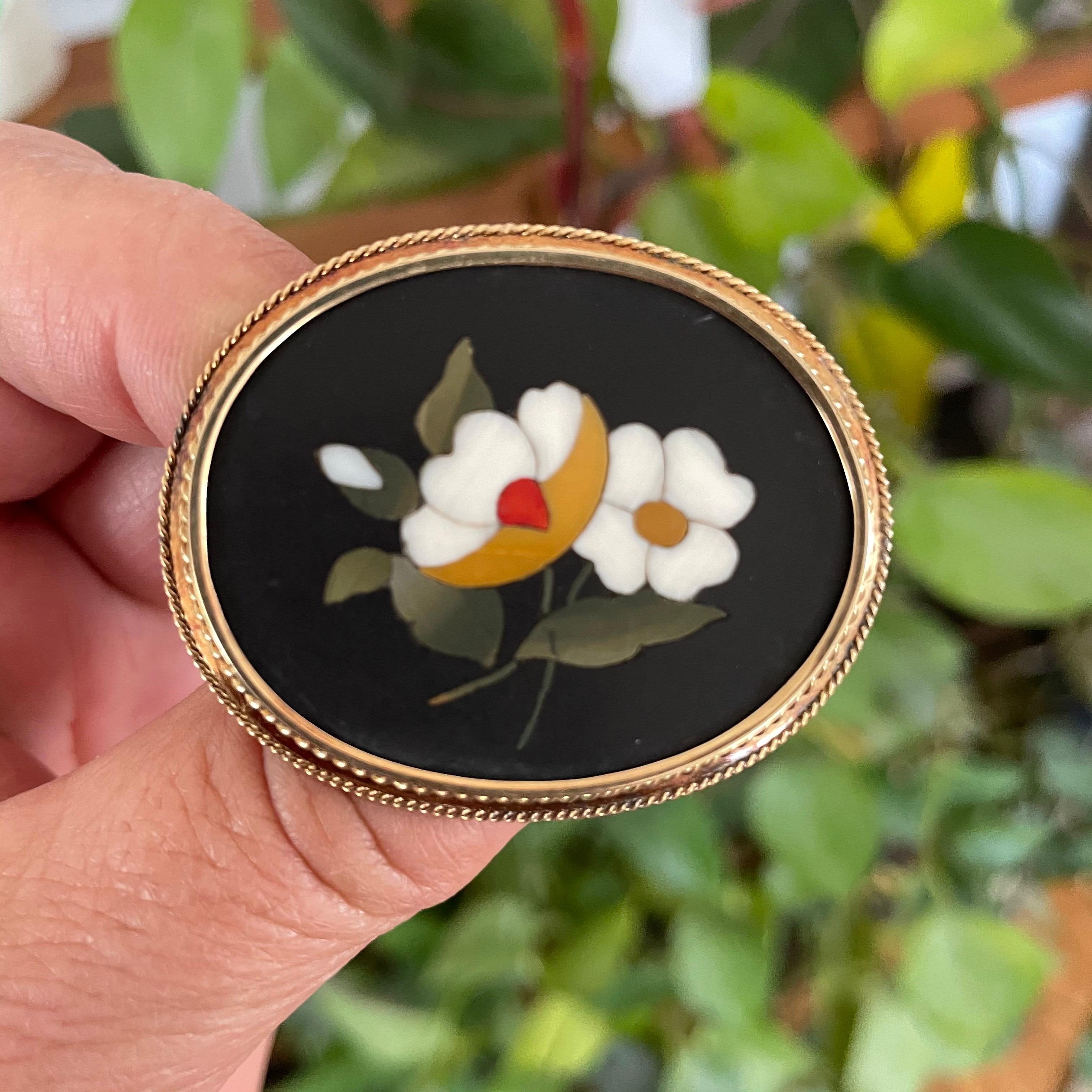 Broche à épingle à fleurs victorienne en or 14 carats avec mosaïque florale en Pietra Dura en vente 2