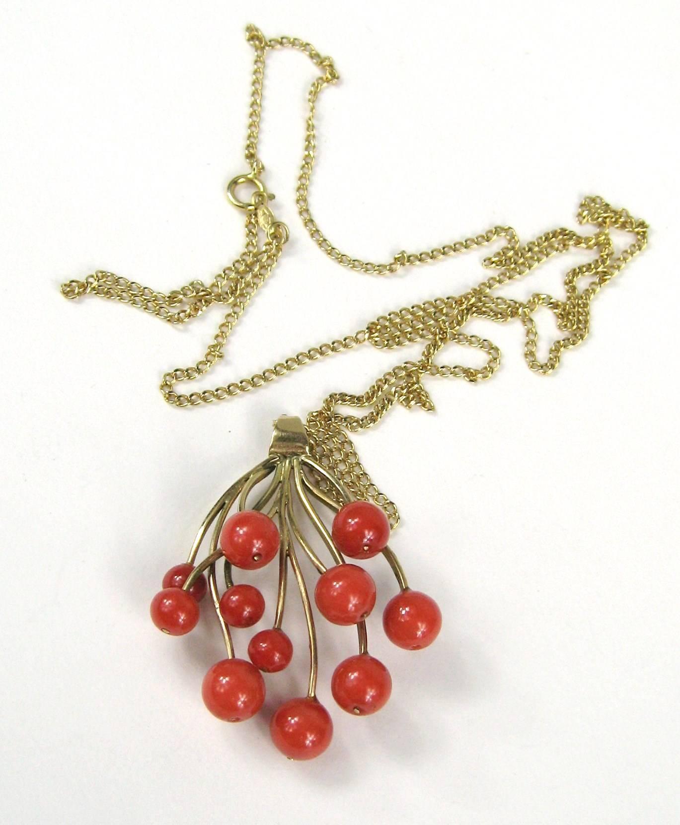 Free-Form Red Coral 14 Karat Gold Necklace Pendant im Zustand „Gut“ in Wallkill, NY