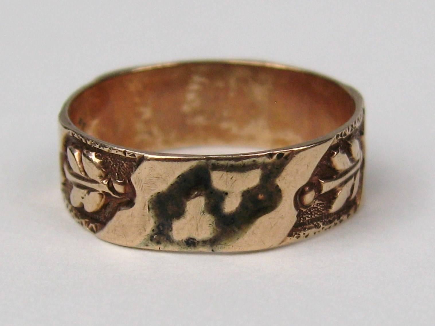 Ein fantastischer antiker 14K Goldring in Form einer Schnalle. Auf dem Band befindet sich ein hübsches eingraviertes Schneckenmuster. Er ist 0,25 Zoll breit. Es ist eine Größe 7,5 und kann von uns oder Ihrem Juwelier angepasst werden. Schauen Sie