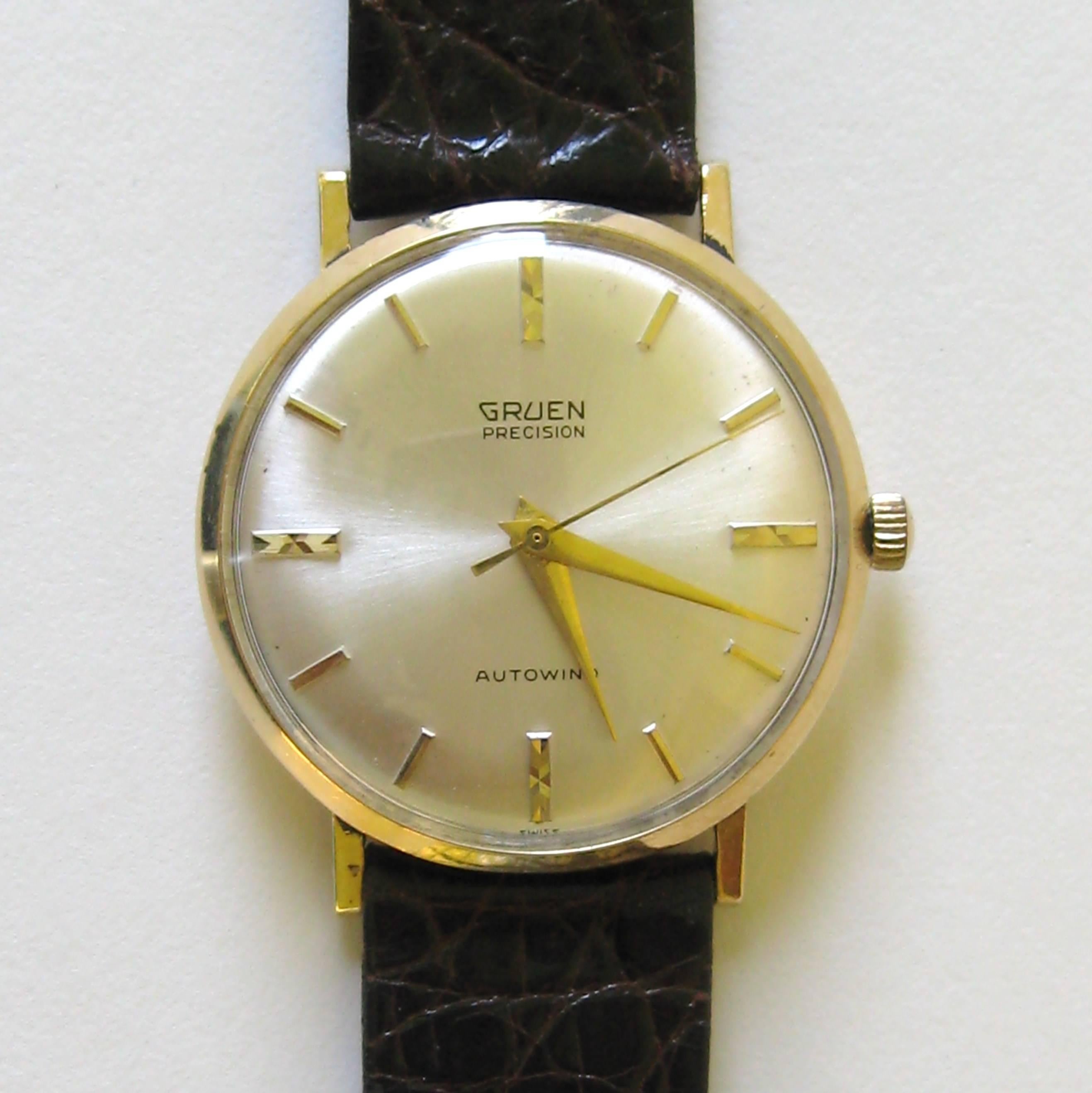  Gruen Vintage Men's watch in working condition. 18kt yellow gold 30mm case. Silvered dial with gold stick hour markers. Hours, minutes and seconds. 18k yellow gold bezel. 
Swiss movement. Alligator Strap. Be sure to check our store front for more