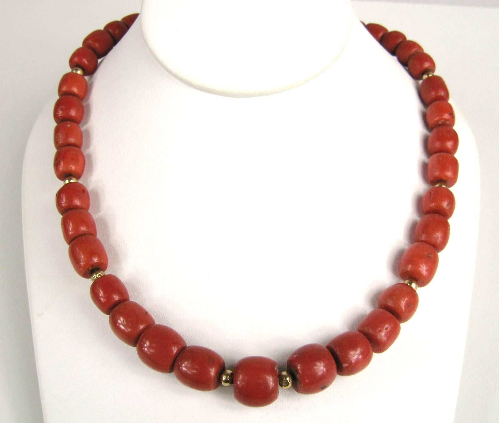 Natürliche mediterrane GIA Rote Koralle Gold 14 Karat Perlen Halskette (Gewalkt) im Angebot