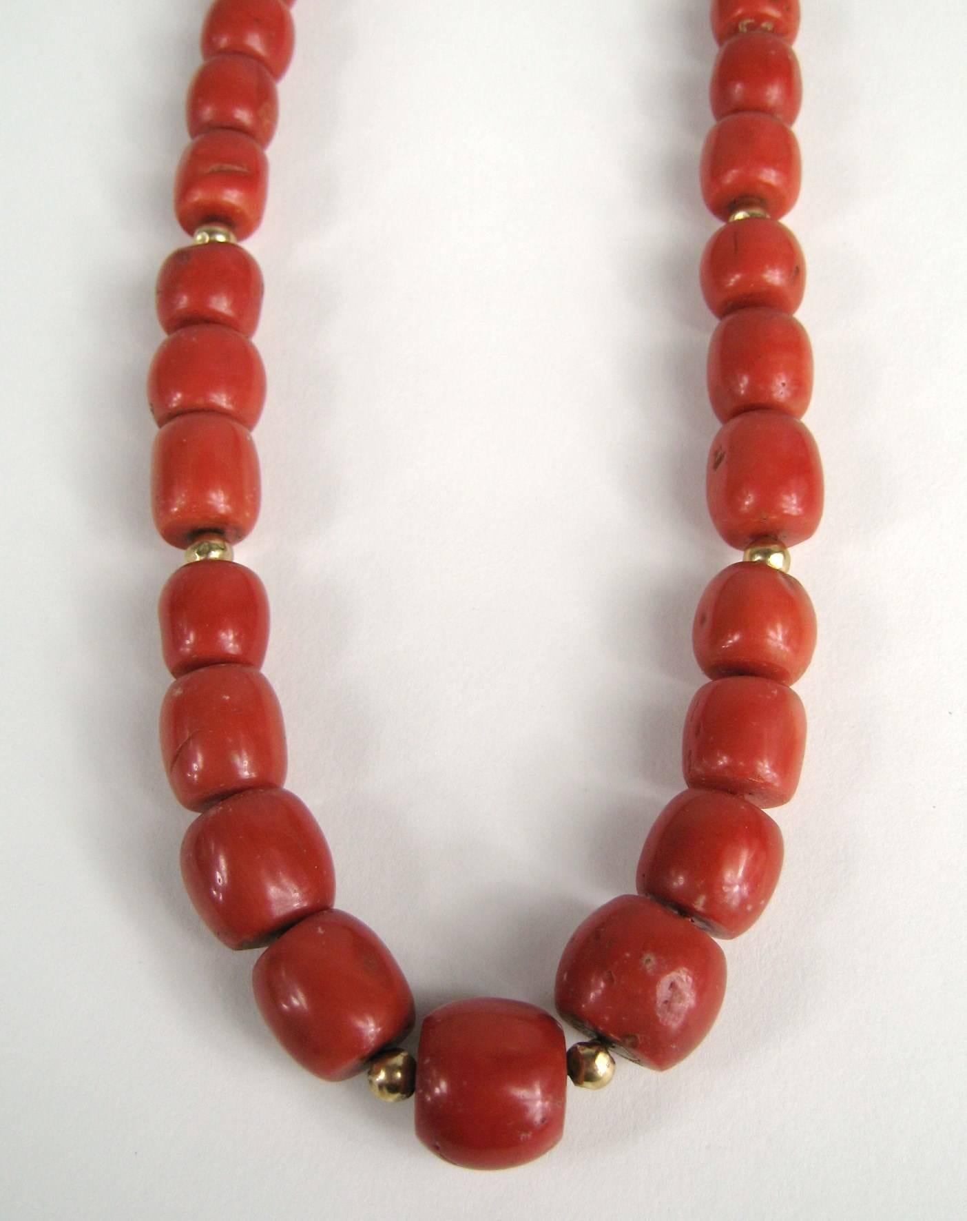 Natürliche mediterrane GIA Rote Koralle Gold 14 Karat Perlen Halskette für Damen oder Herren im Angebot