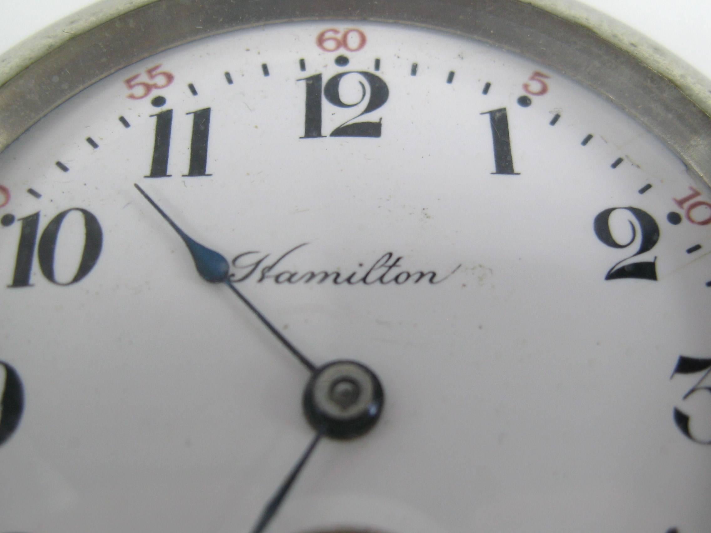 Magnifique montre de poche Hamilton à cadran ouvert - Localisation du fabricant : Lancaster, Pennsylvanie - Numéro de série du mouvement : 679688 - 1er mars 1911 - Taille : 18s - Rubans : 17j Réglage des rubans : Réglage par vis - Configuration du