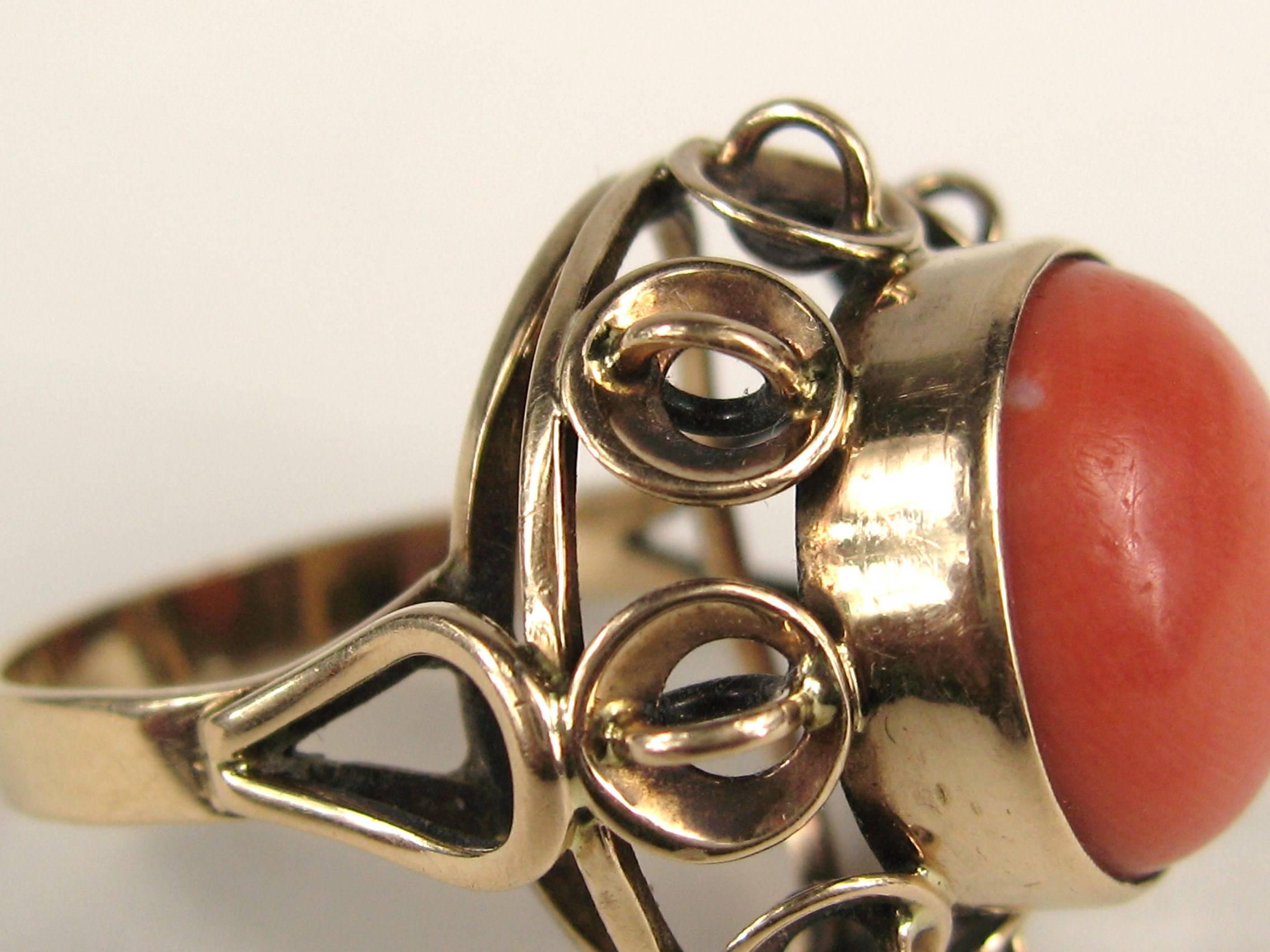 1940s Coral Elaborate Set 14 Karat Gold Ring In Good Condition For Sale In Wallkill, NY