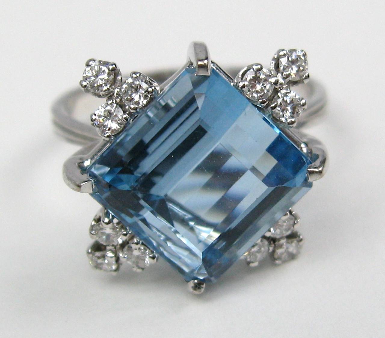 Taille Asscher Bague en or 18 carats avec aigue-marine bleue certifiée GIA de 7,2 carats et diamants en vente