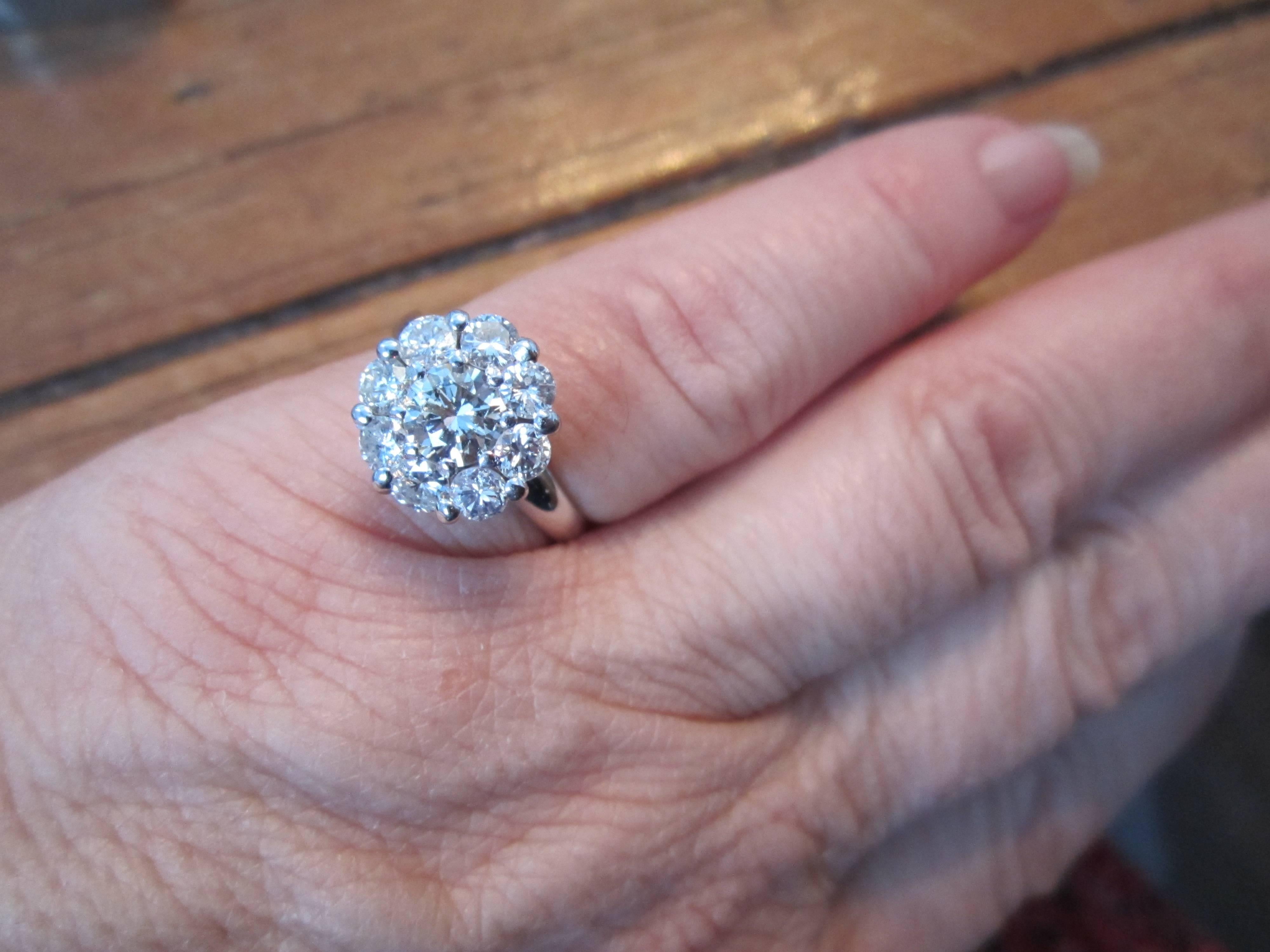 1,85 Karat Diamant-Cluster-Ring aus weißem 14 Karat Gold 1940er Jahre im Zustand „Hervorragend“ im Angebot in Wallkill, NY