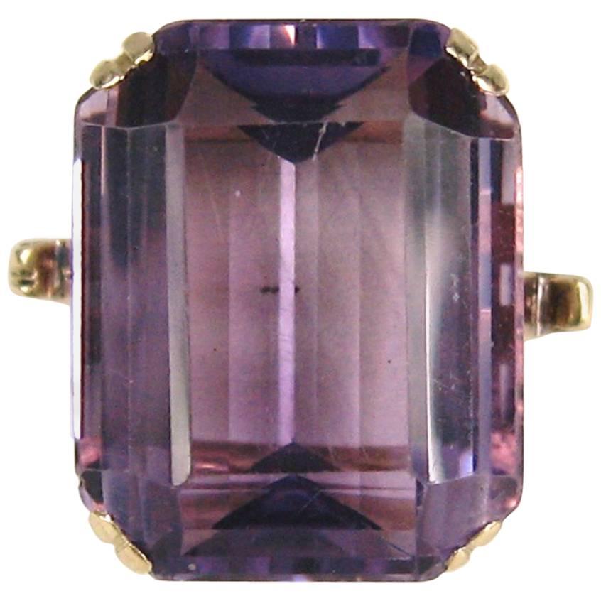 14 Karat  Emerald Cut Amethyst Gold Cocktail Ring 1940s  For Sale