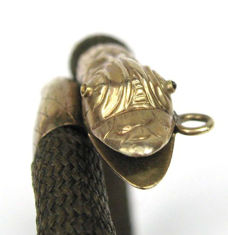 1860's Victorian Gold Serpent trauernde Haar Armband.
Schlange Kopf und Schwanz ist aus 14k Gold. der Rest des Armbandes ist aus Haar.