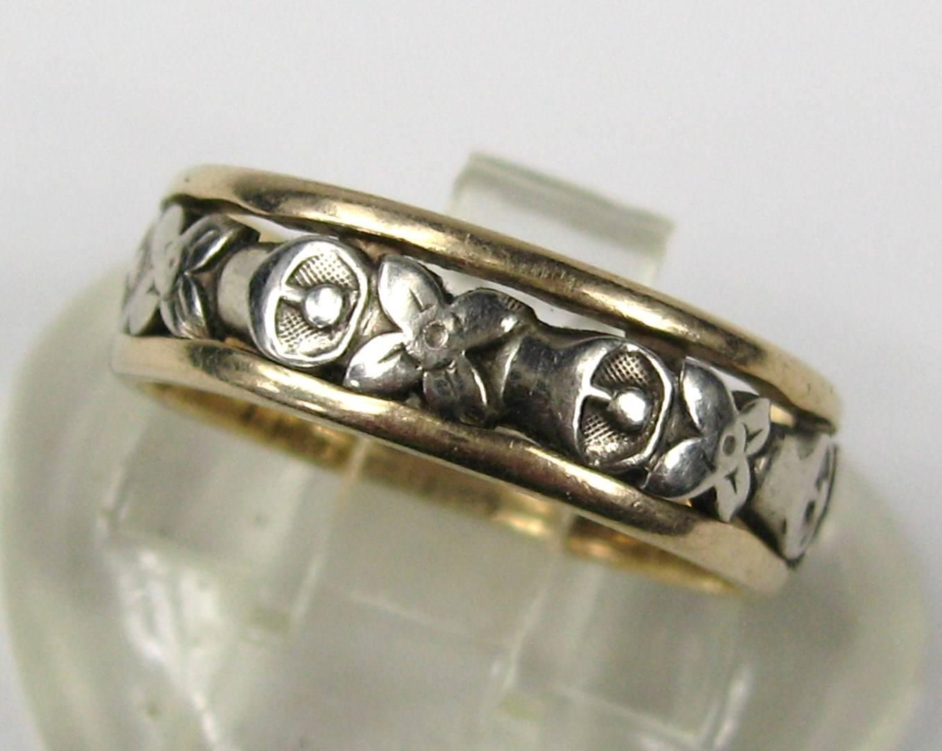 Victorian 14 Karat Yellow and White Gold Cut Out Floral Wedding Band Ring In Good Condition For Sale In Wallkill, NY