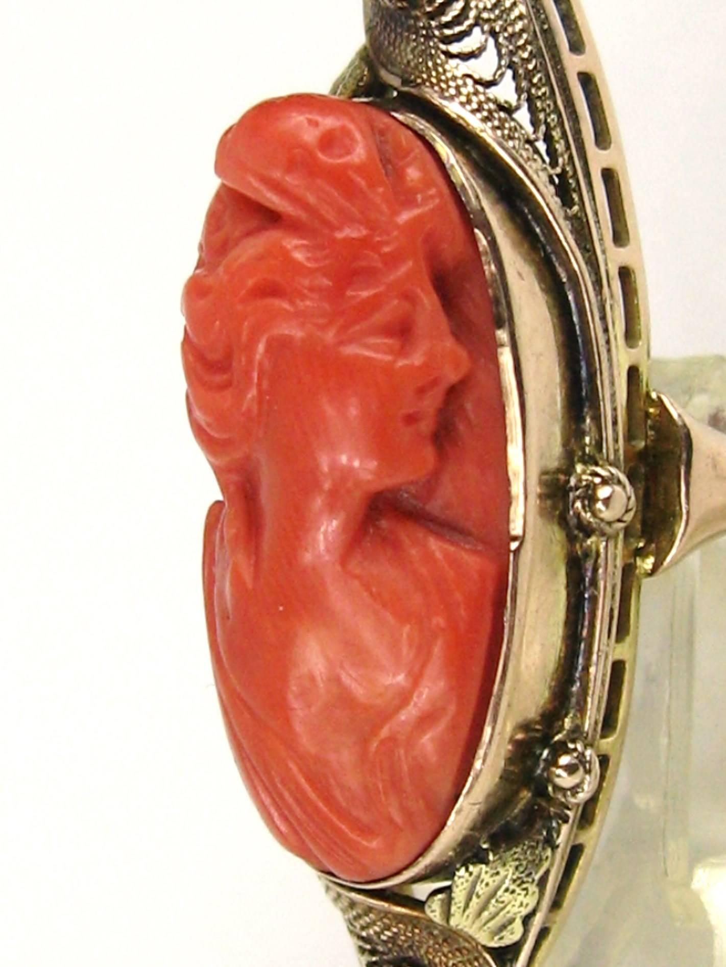 Victorien Bague camée ovale en or 10 carats et corail rouge, sculptée à la main en vente