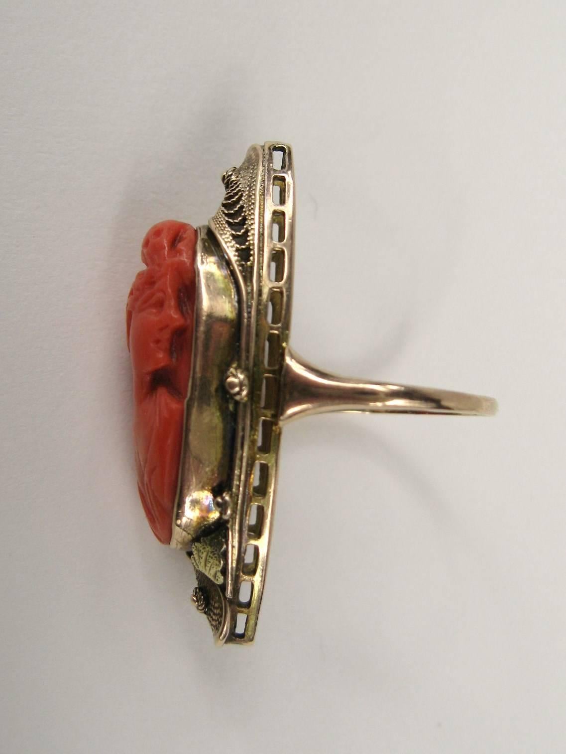 Ovaler Ring aus 10 Karat Gold mit roter Koralle und Kamee, handgeschnitzt (Ovalschliff) im Angebot
