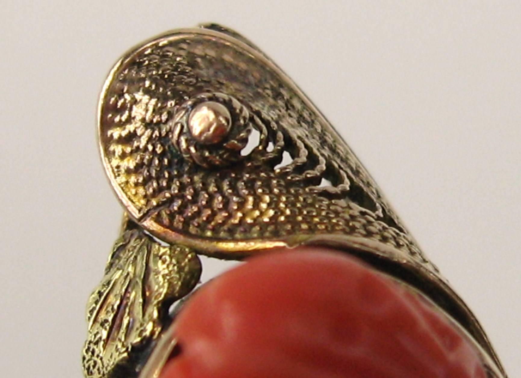 Ovaler Ring aus 10 Karat Gold mit roter Koralle und Kamee, handgeschnitzt Damen im Angebot
