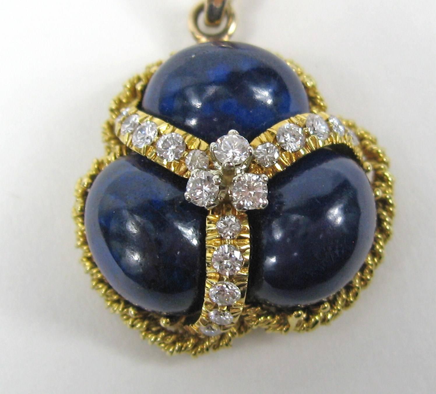 14K Gold Lapis Lazuli Anhänger mit 1 Karat Diamanten im Brillantschliff, die die 3 Lapisstücke umgeben. Die Kette ist eine Kombination aus Seil und Glied, sehr ungewöhnlich - 0,86 cm von oben nach unten (ohne Ballen) und 0,91 cm breit. Die Kette ist