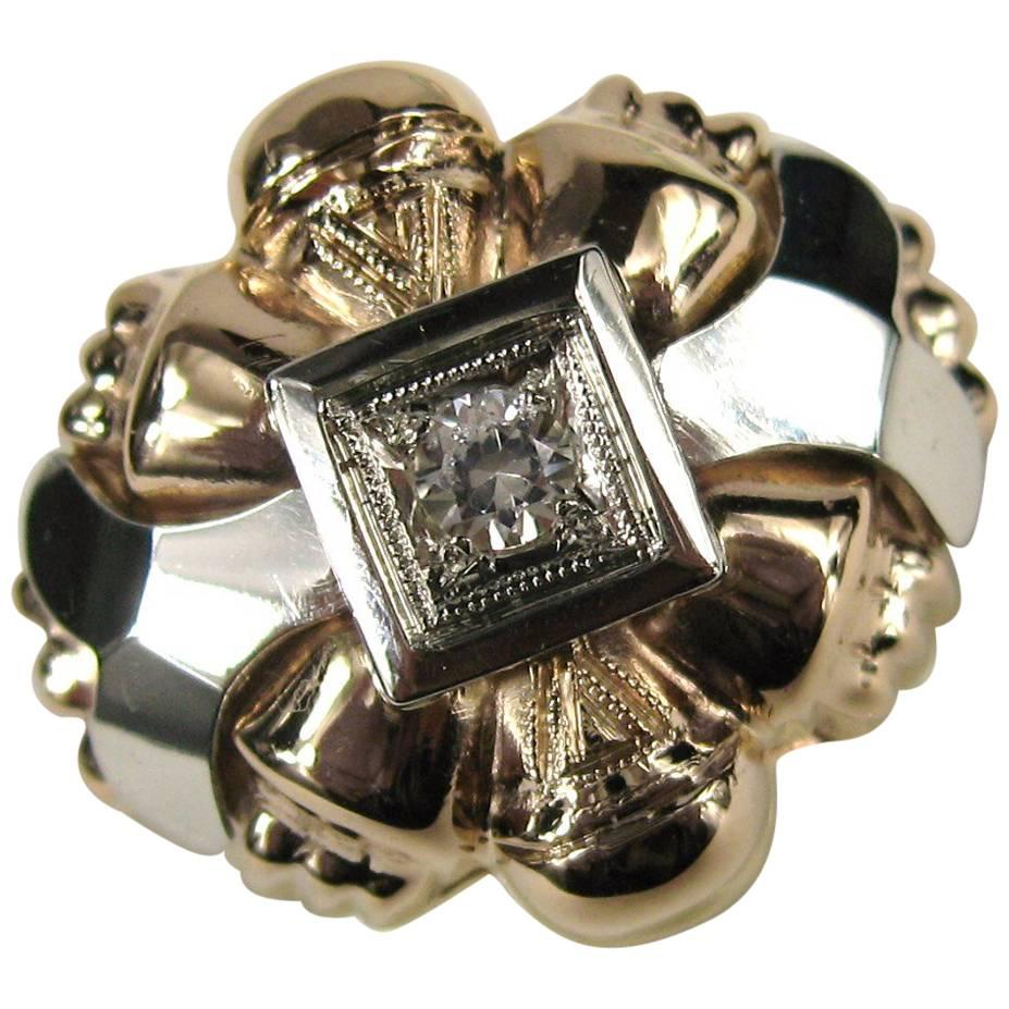 Splendido anello in oro rosa 18 carati con diamante centrale affiancato da oro bianco. Il diamante è di circa 0,18 punti. L'anello è marchiato 750 ed è una misura 9,5. L'anello può essere dimensionato da noi o dal tuo gioielliere.  Questa è una