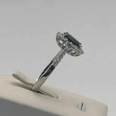 1,40-Karat-Ring mit natürlichem ovalem Saphir und Diamant-Halo aus massivem 18-karätigem Weißgold