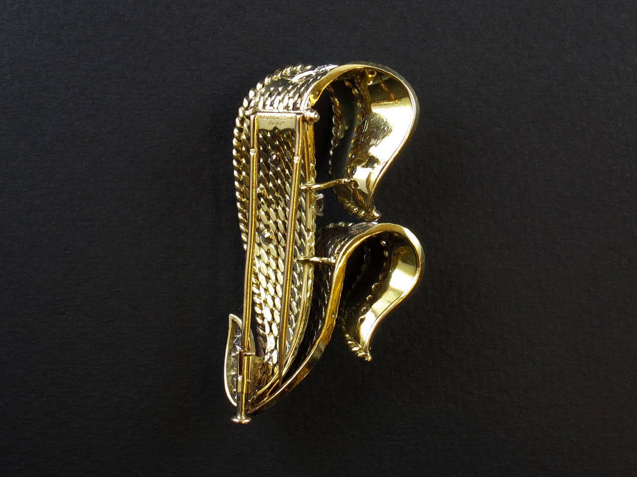 1940s Mauboussin Retro Diamond Gold Leaf Brooch In Excellent Condition For Sale In Milano, IT