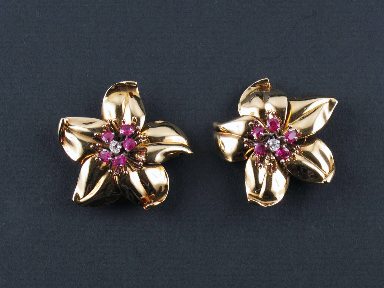 Cartier Ruby Diamond Yellow Gold Flower Clip Brooches In New Condition For Sale In Milano, IT