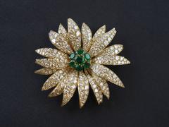 1950s Van Cleef & Arpels Emerald Diamond Gold Marguerite Flower Brooch