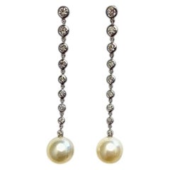Boucles d'oreilles pendantes Michael Kneebone en or blanc, avec perles des mers du Sud et diamants