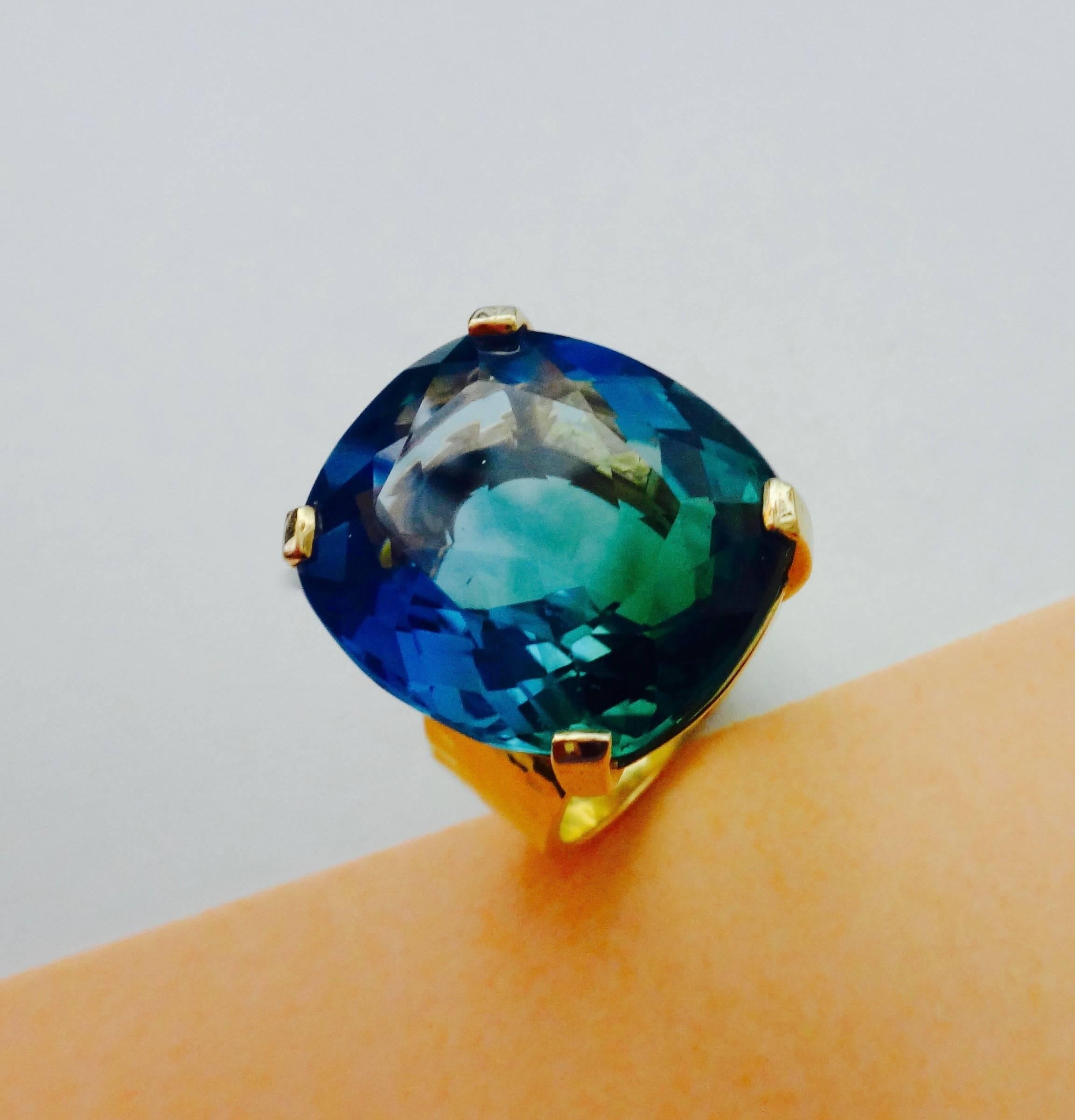 Bicolor Grüner Blautopas Gold gehämmerter Bandring (Zeitgenössisch)