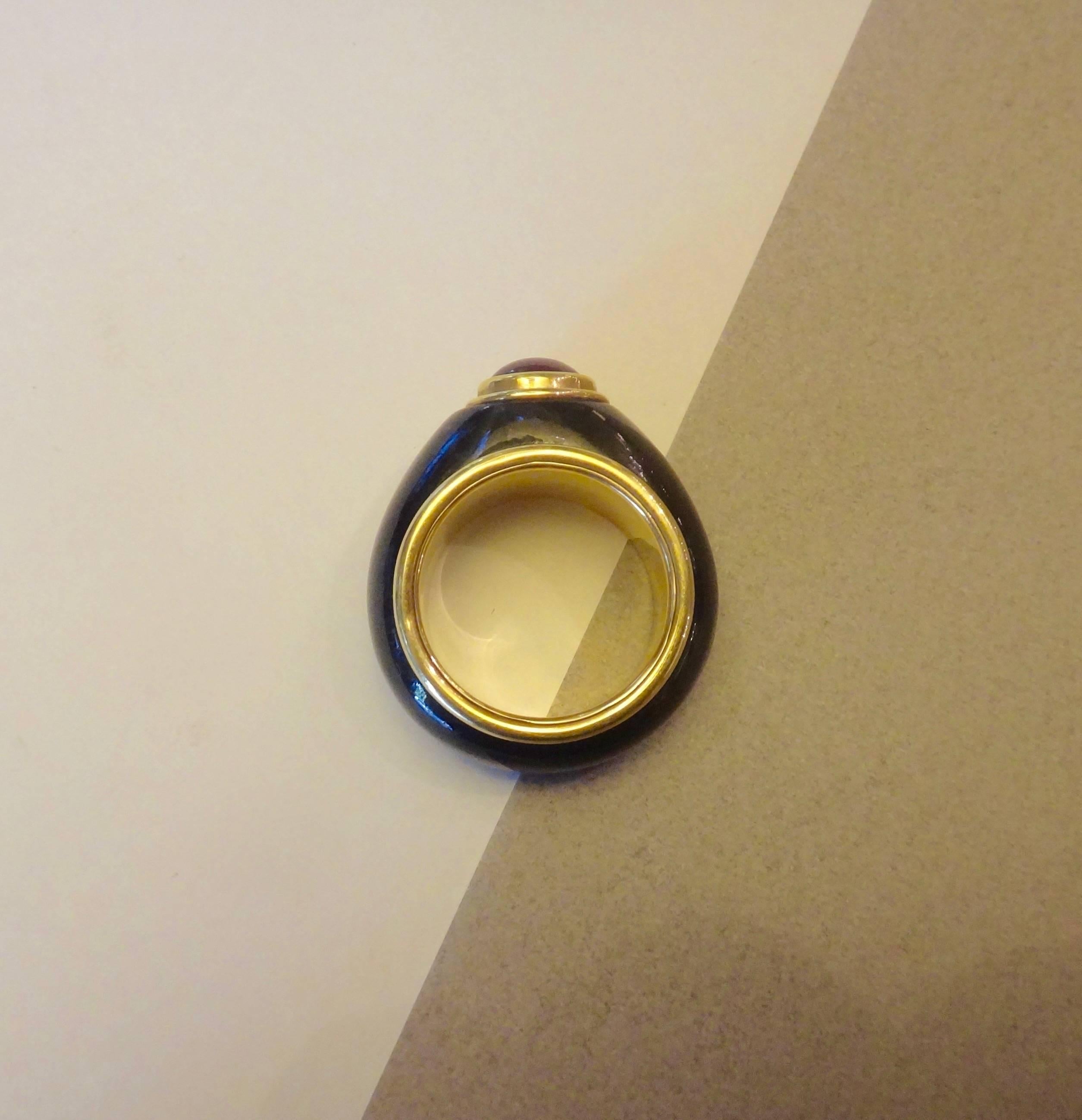 Cabochon Ruby Black Jade Gold Ring In Excellent Condition In Austin, TX