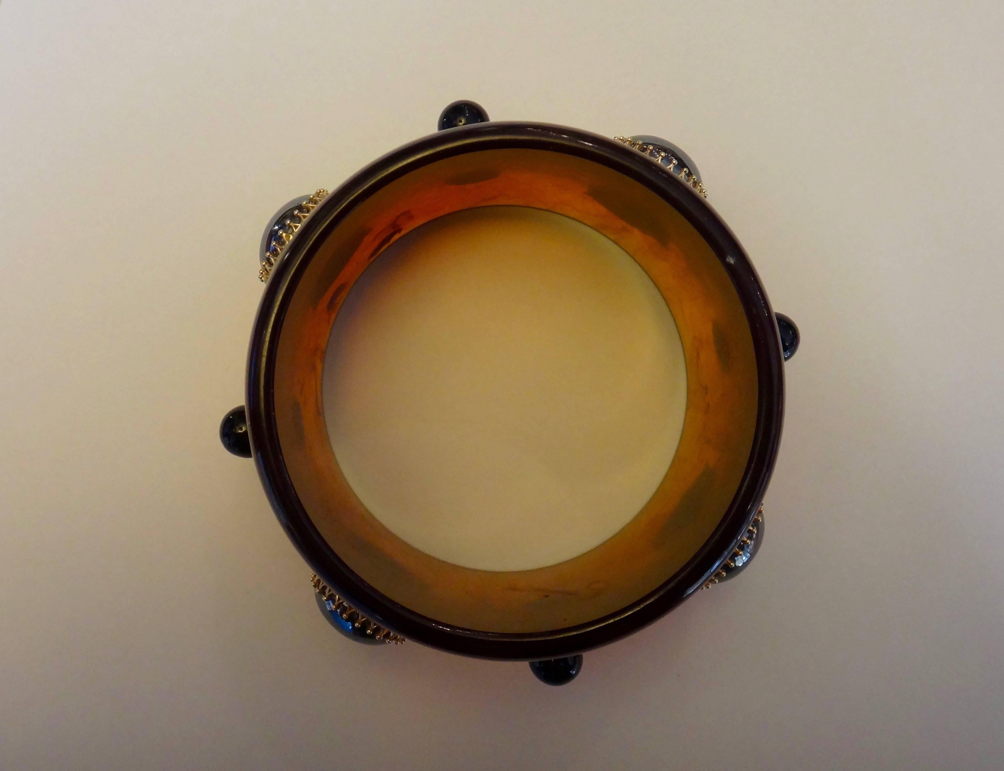 Un braccialetto vintage in bachelite color root beer è decorato con cabochon di emetite e onice nera incastonati in oro giallo 14k.  Il diametro interno del braccialetto è di 2,5 pollici.  