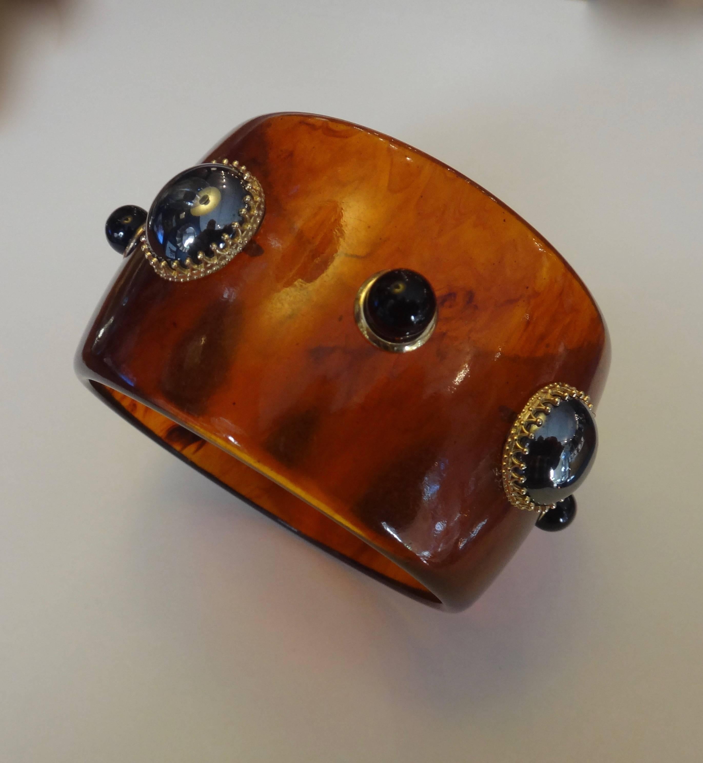 Contemporaneo Bracciale in bachelite con ematite e onice nero di Michael Kneebone in vendita