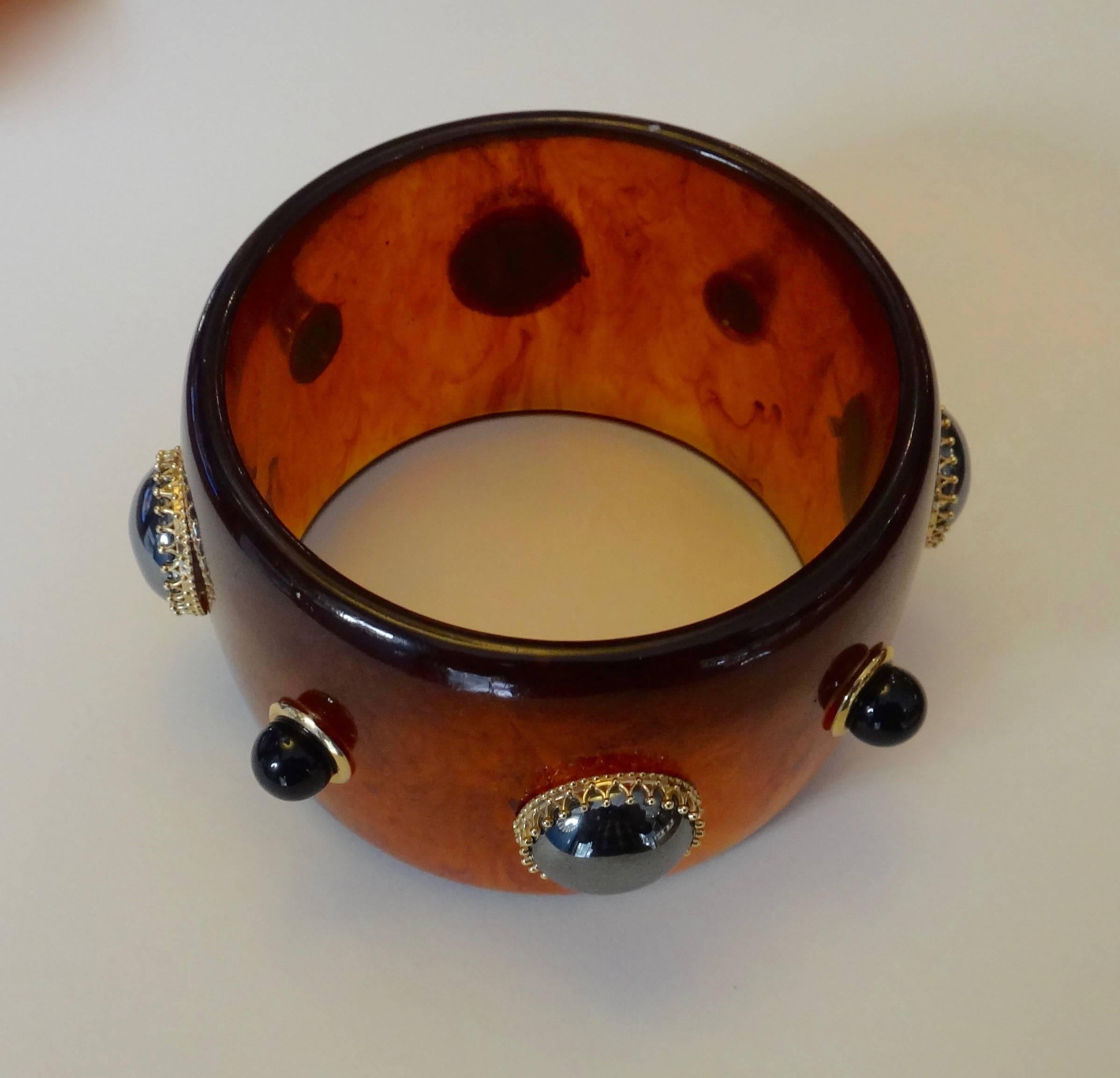 Taglio misto Bracciale in bachelite con ematite e onice nero di Michael Kneebone in vendita