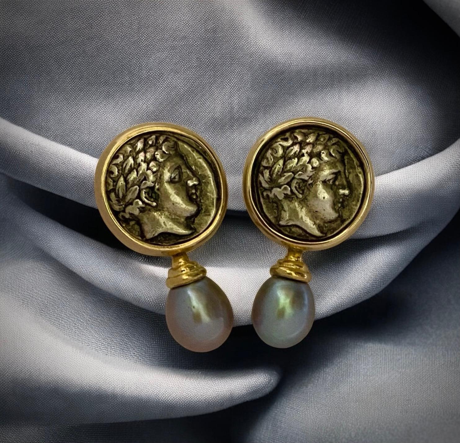 Contemporaneo Michael Kneebone Orecchini a goccia in argento con moneta Apollo e perle di Tahiti in vendita