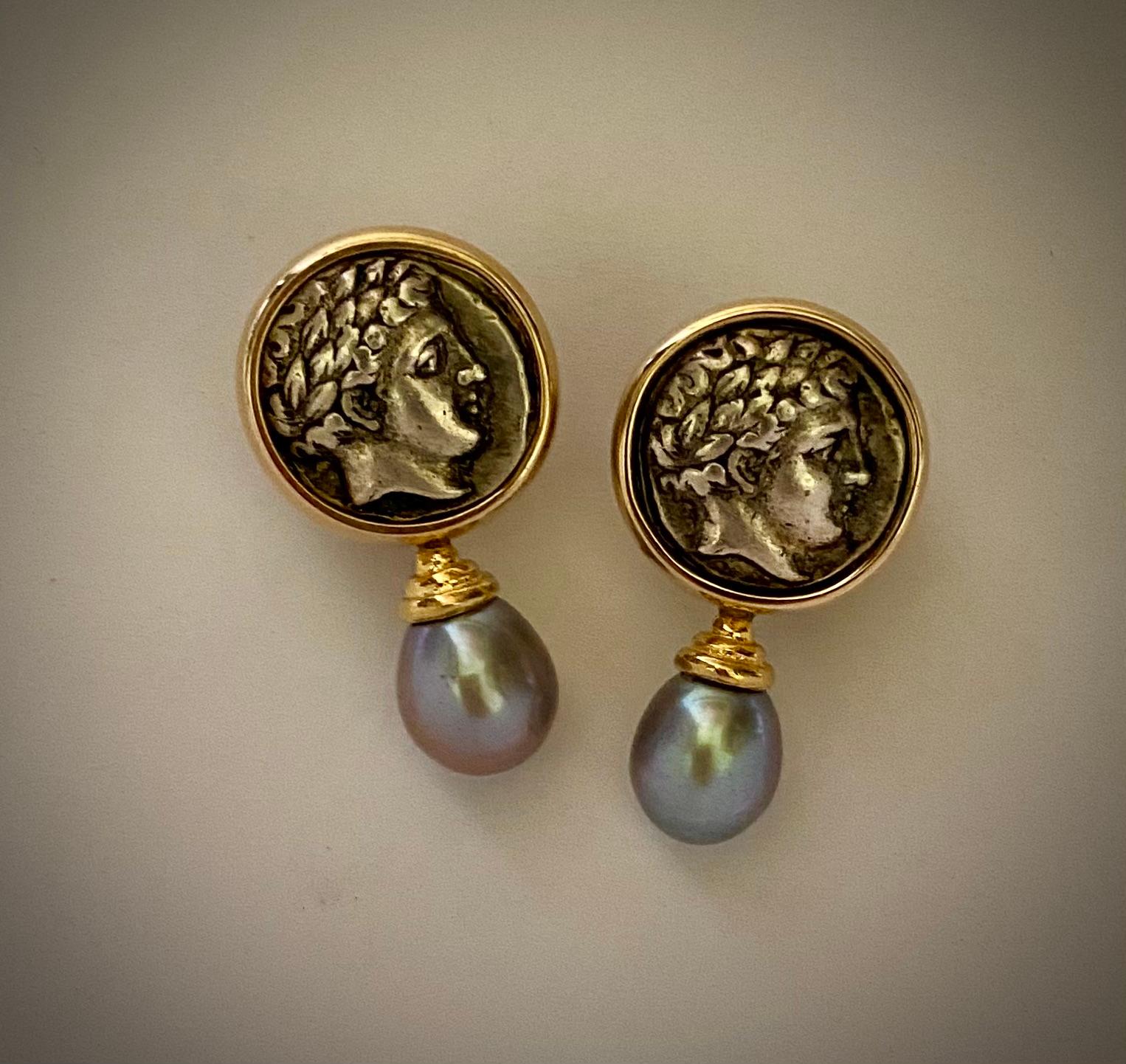 Michael Kneebone Orecchini a goccia in argento con moneta Apollo e perle di Tahiti In condizioni Nuovo in vendita a Austin, TX