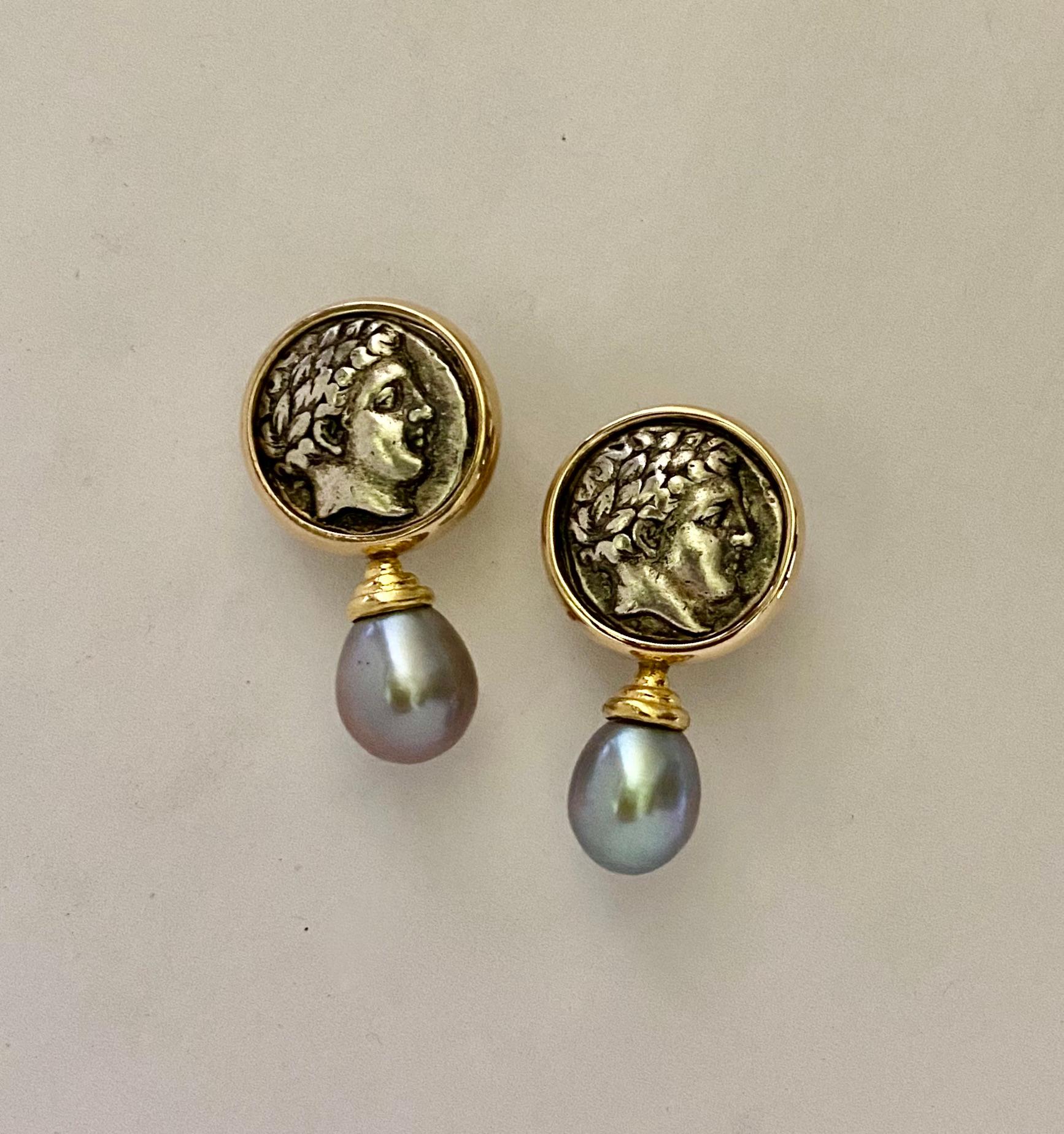 Donna Michael Kneebone Orecchini a goccia in argento con moneta Apollo e perle di Tahiti in vendita