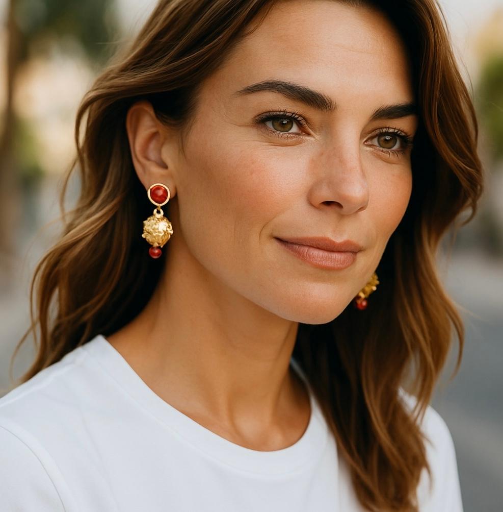 Le corail rouge méditerranéen est mis en valeur dans ces boucles d'oreilles pendantes classiques et élégantes.  Le corail est de couleur rouge tomate et est poli comme du verre.  Un contraste audacieux est créé par l'utilisation de perles granulées.
