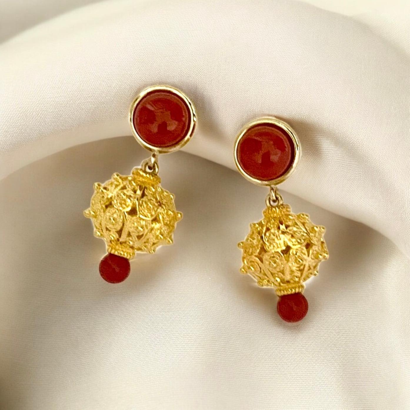 Contemporain Boucles d'oreilles pendantes en corail rouge granulé Michael Redebone en vente