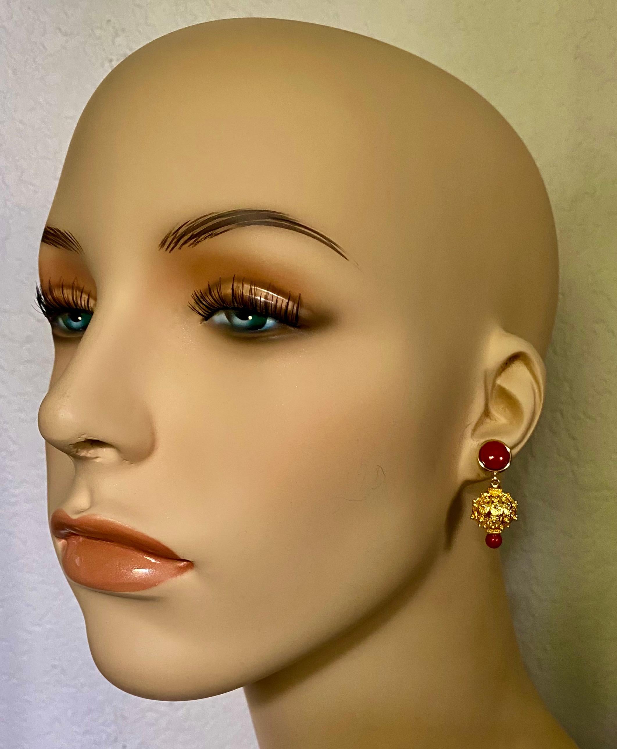 Taille cabochon Boucles d'oreilles pendantes en corail rouge granulé Michael Redebone en vente
