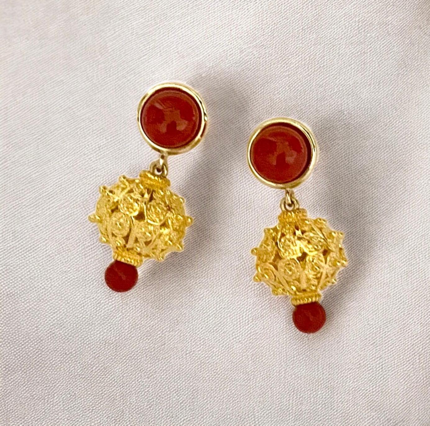 Boucles d'oreilles pendantes en corail rouge granulé Michael Redebone en vente 1