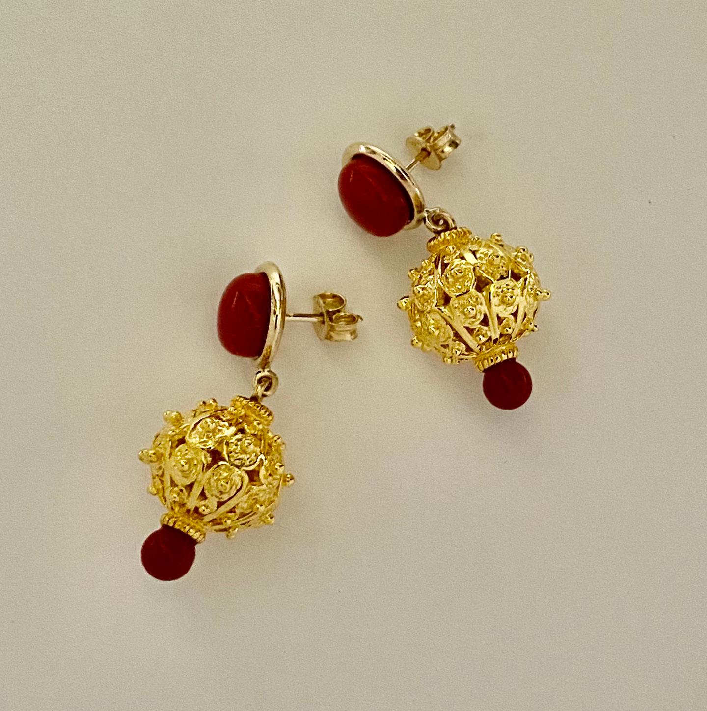Boucles d'oreilles pendantes en corail rouge granulé Michael Redebone en vente 3