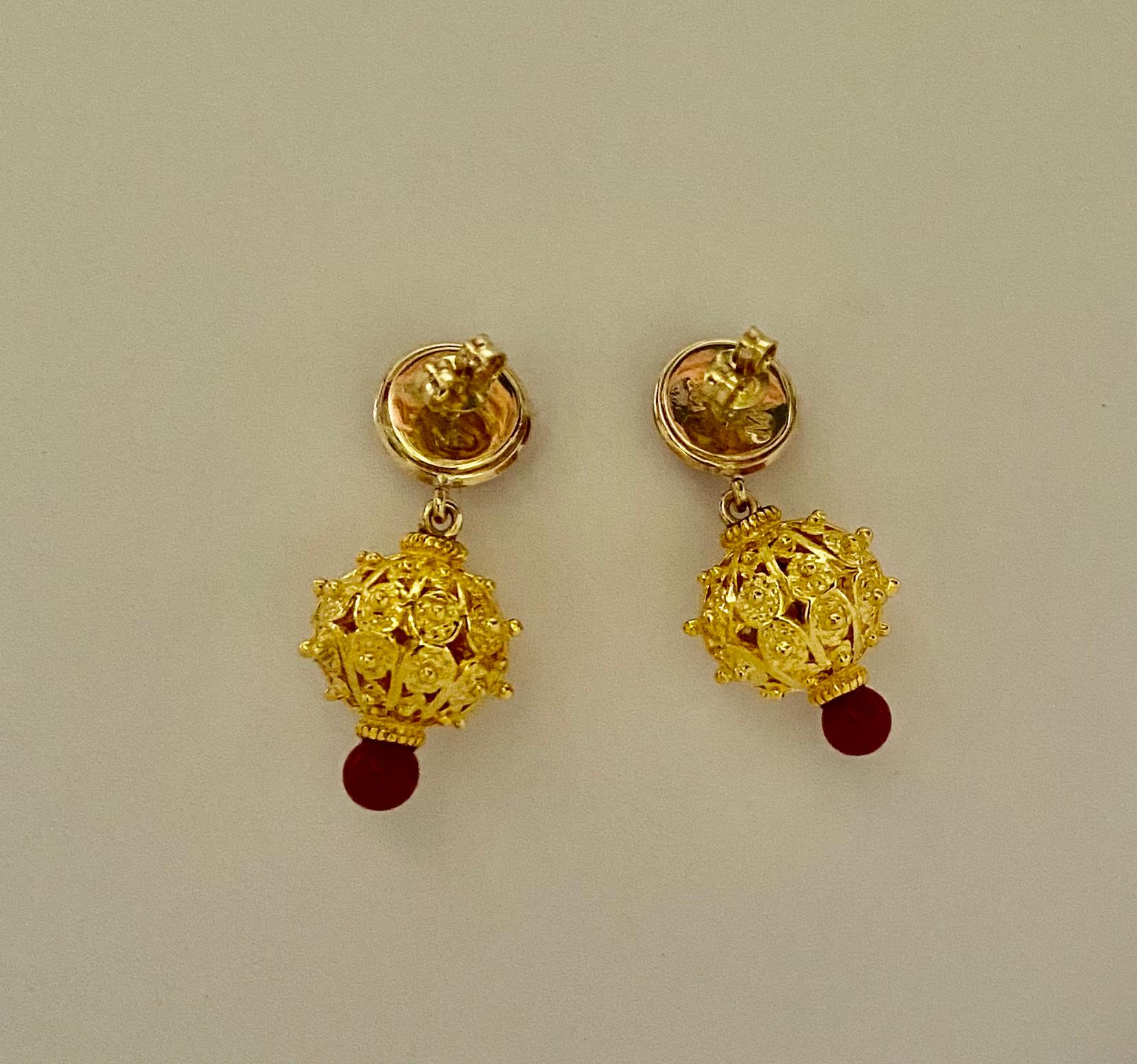 Boucles d'oreilles pendantes en corail rouge granulé Michael Redebone en vente 5