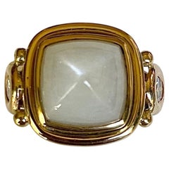 Anello in oro giallo 18 carati con pietra di luna e diamanti, in stile arcaico, di Michael Kneebone